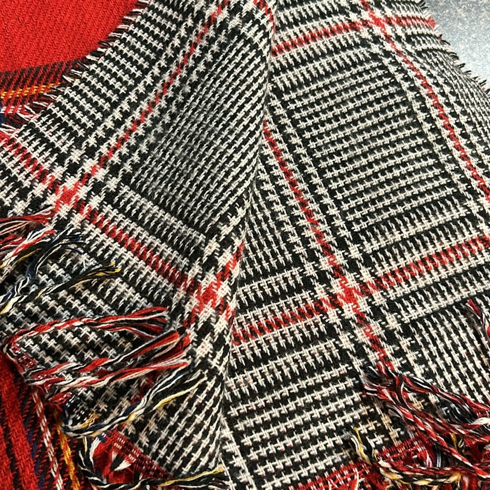 Large warm scarf - Picture 2 of 3